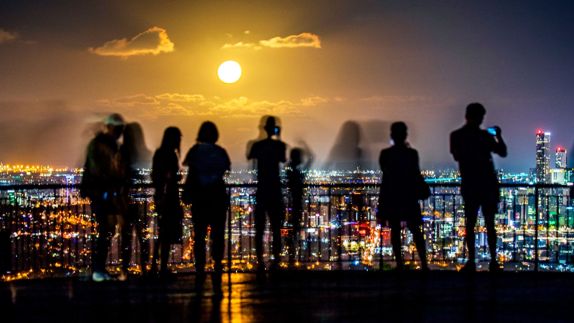 Alerta de Lua Cheia: O 'Micromoon' da Flor de Maio e uma Rara Lua Azul
