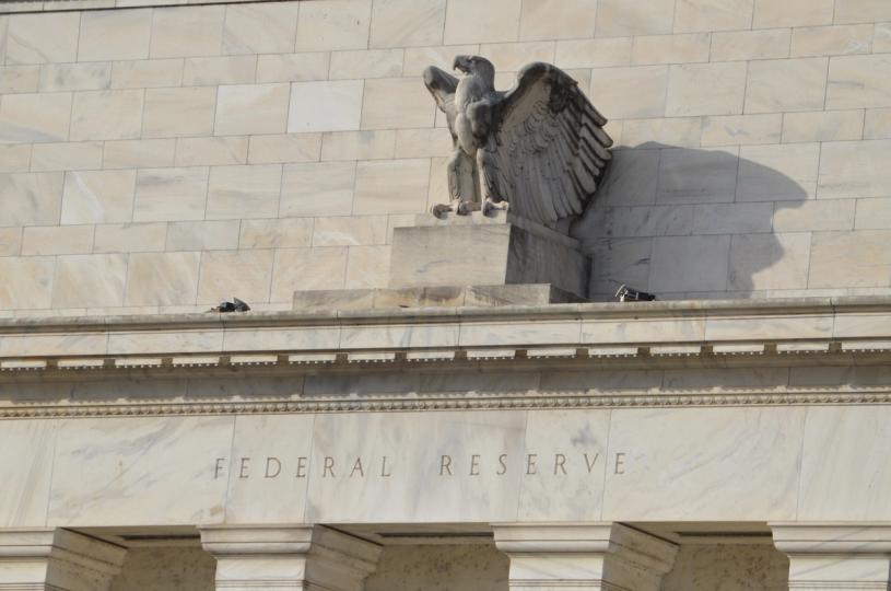 Um Banco Após o Outro Desconsidera Previsões de Corte de Taxas do Fed. O Bitcoin Ignora.