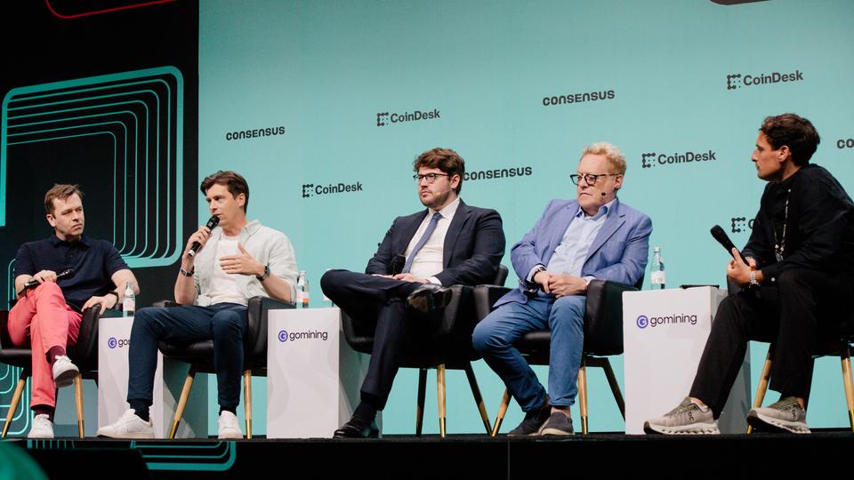 A Grande Desconexão dos Derivativos: Por Que o 'Financiamento Negativo' é na Verdade um Sinal Bullish para o Bitcoin
