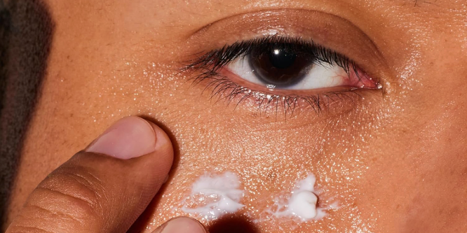 Como Aplicar Creme para os Olhos em 3 Passos, Segundo Dermatologistas