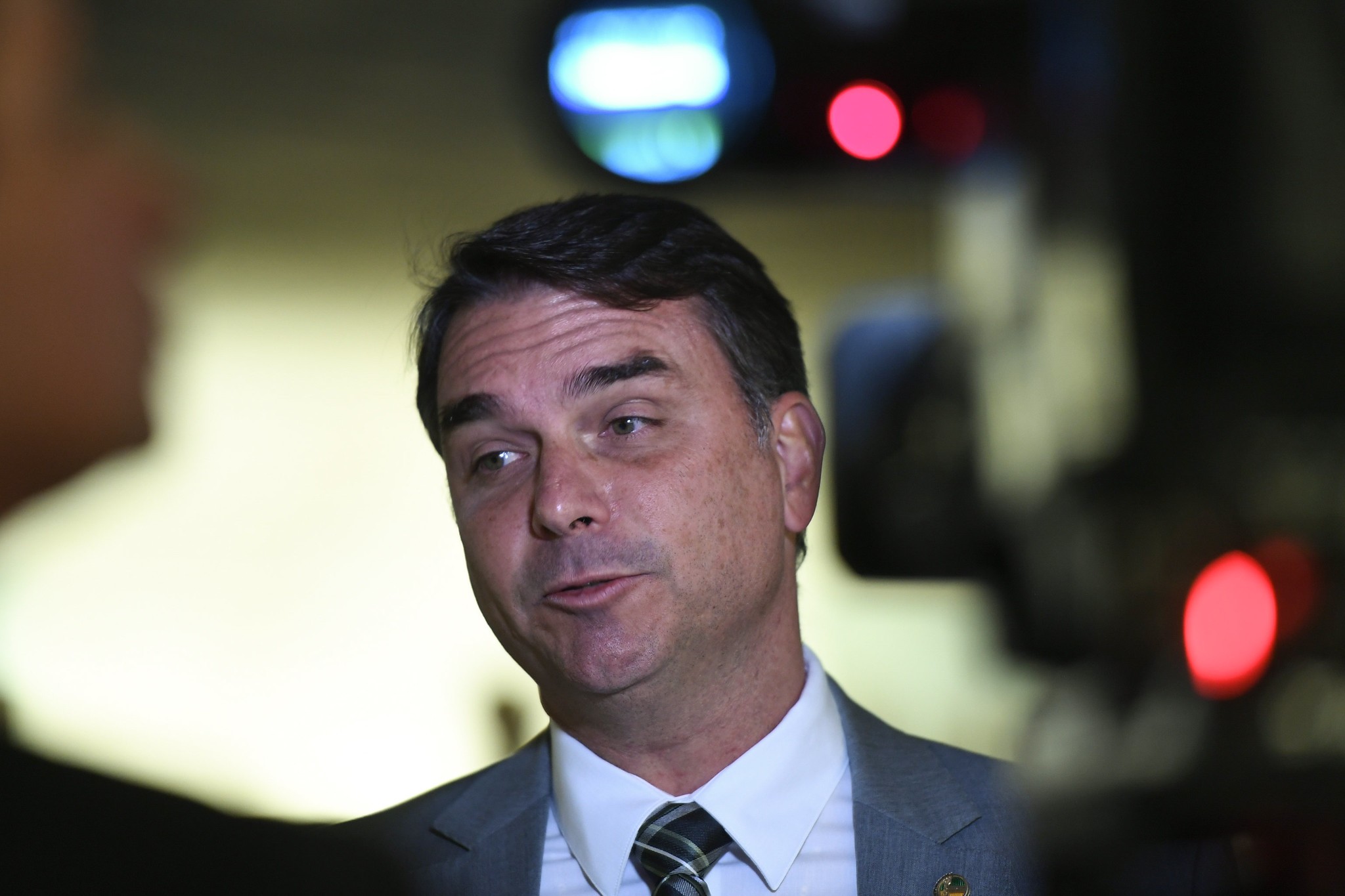 Desvendando a Desinformação: O Caso do 'Auxílio Sacolão de Osso' de Flávio Bolsonaro