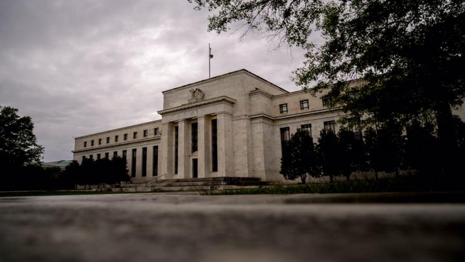 Tokenized Treasuries Chegam a $15 Bilhões Enquanto o Bitcoin Estagna e Preocupações com Aumento da Taxa do Fed Aumentam