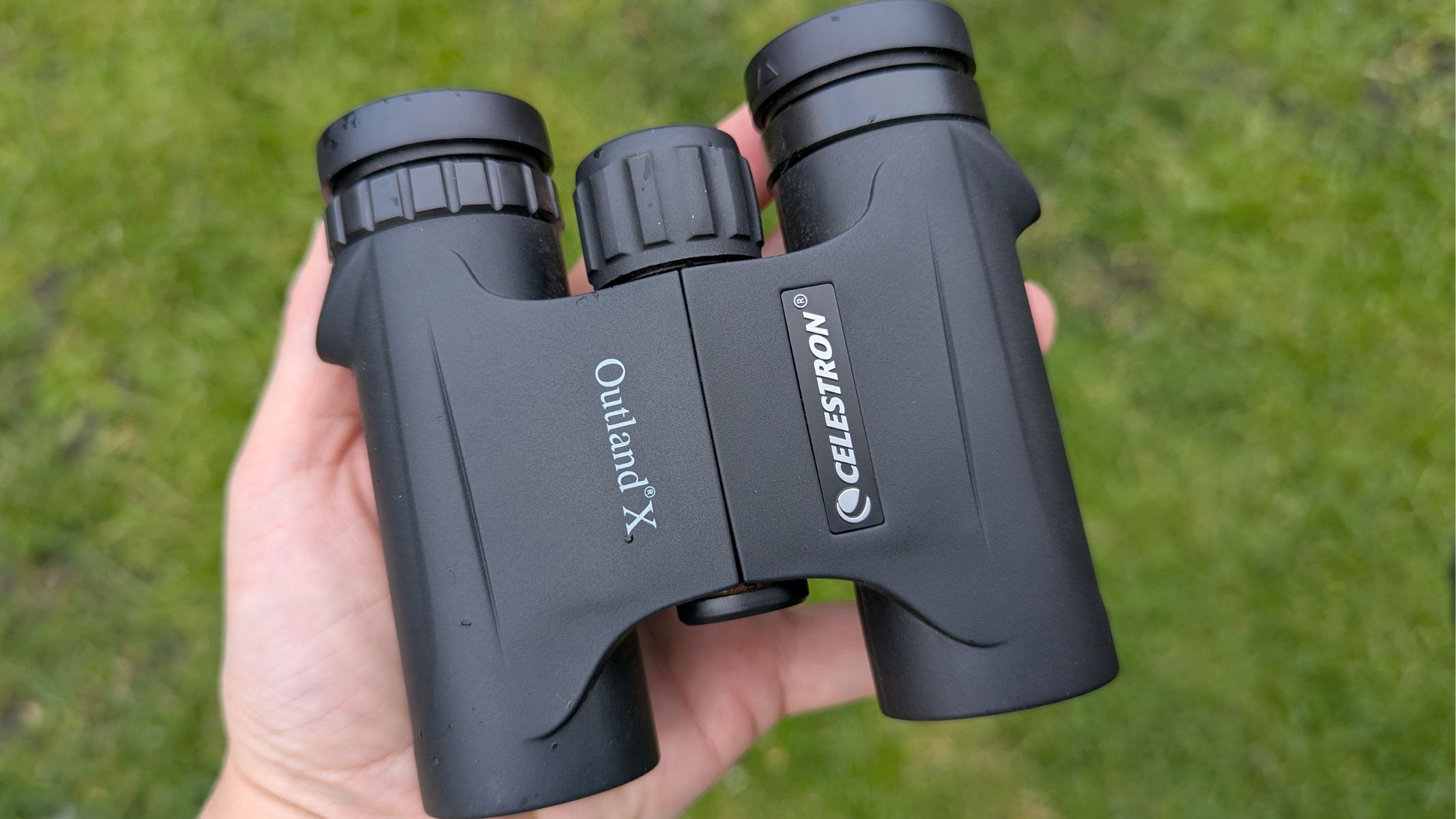 Celestron Outland X 10x25: Um Olhar Aprofundado sobre Binóculos Compactos