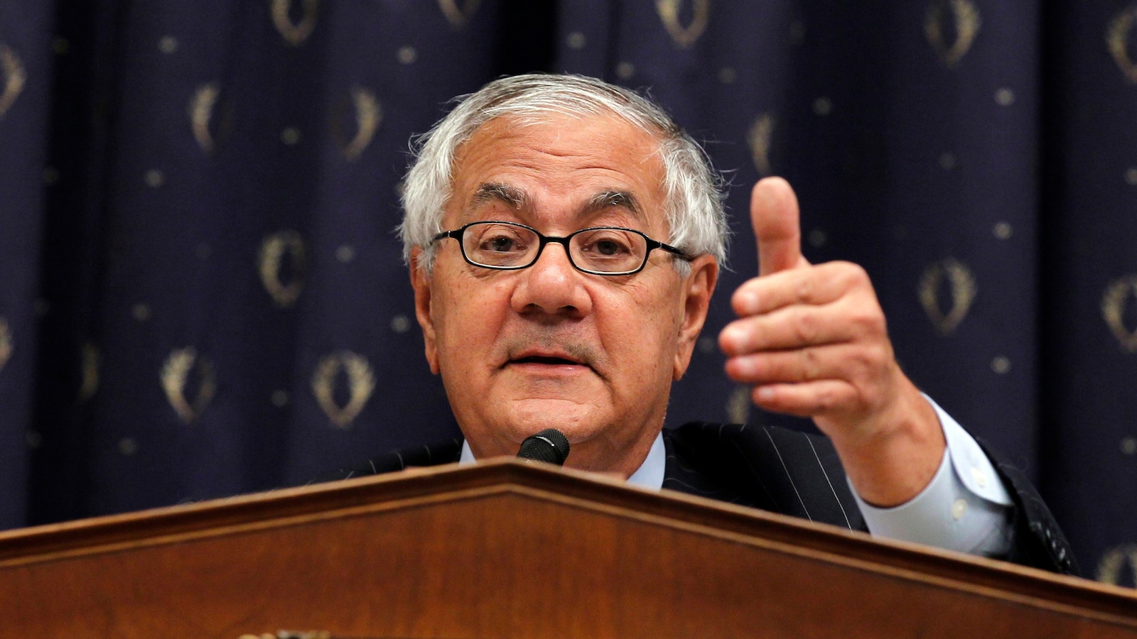 Barney Frank, um ícone dos direitos LGBT e reforma financeira, falece aos 86 anos