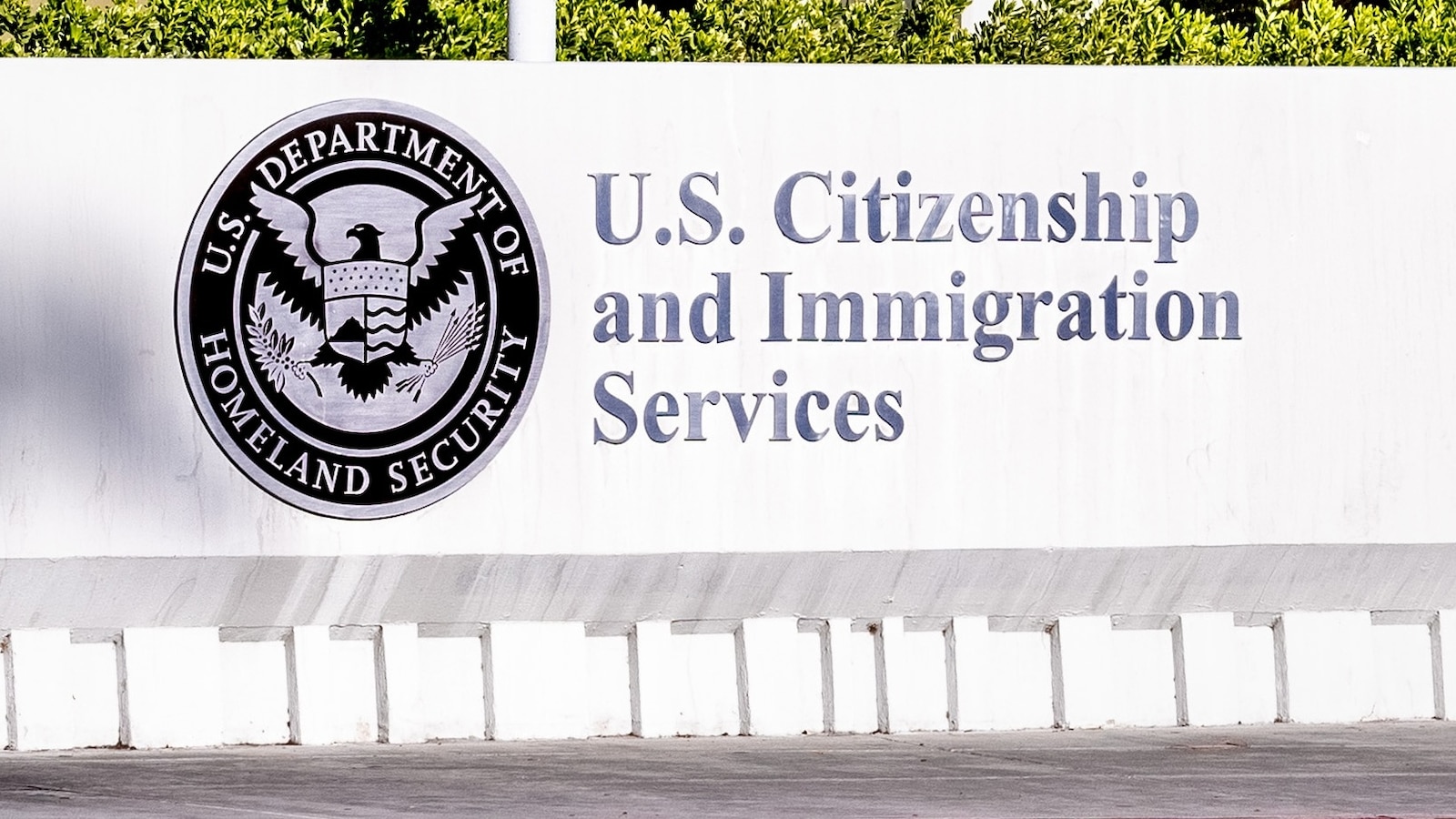 Diretiva da Administração Trump Exige Que Candidatos a Green Card Apliquem Fora dos EUA