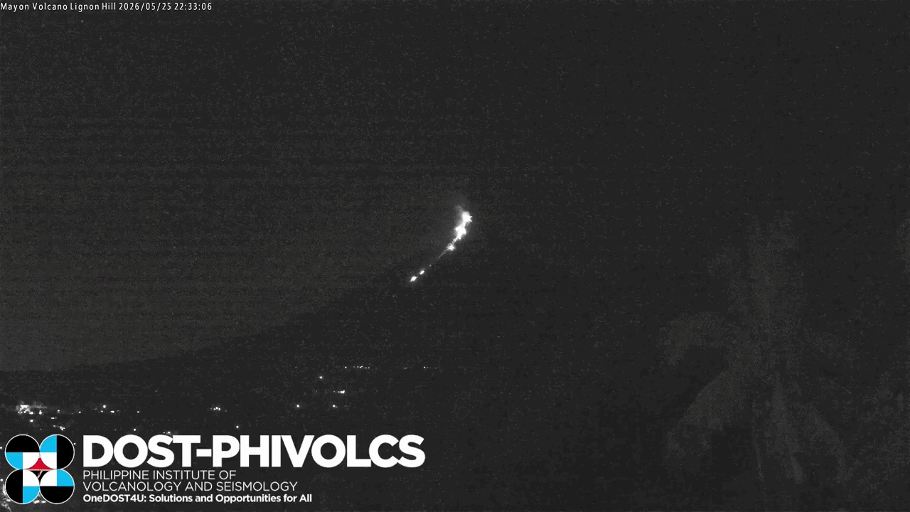 Fireball Meteor Lights Up the Skies Over Erupting Mount Mayon in the Philippines
