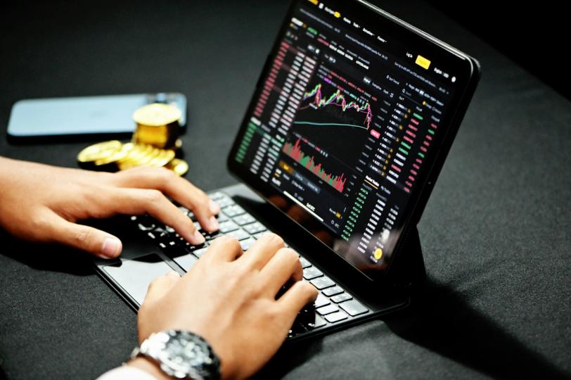 Bitcoin e Ether Iniciam Junho em Queda, Futuro do Mercado Aponta para um Risco Potencial