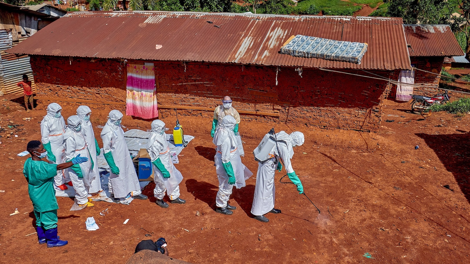 Surto de Ebola na África: Projeções Alarmantes e Respostas Emergentes
