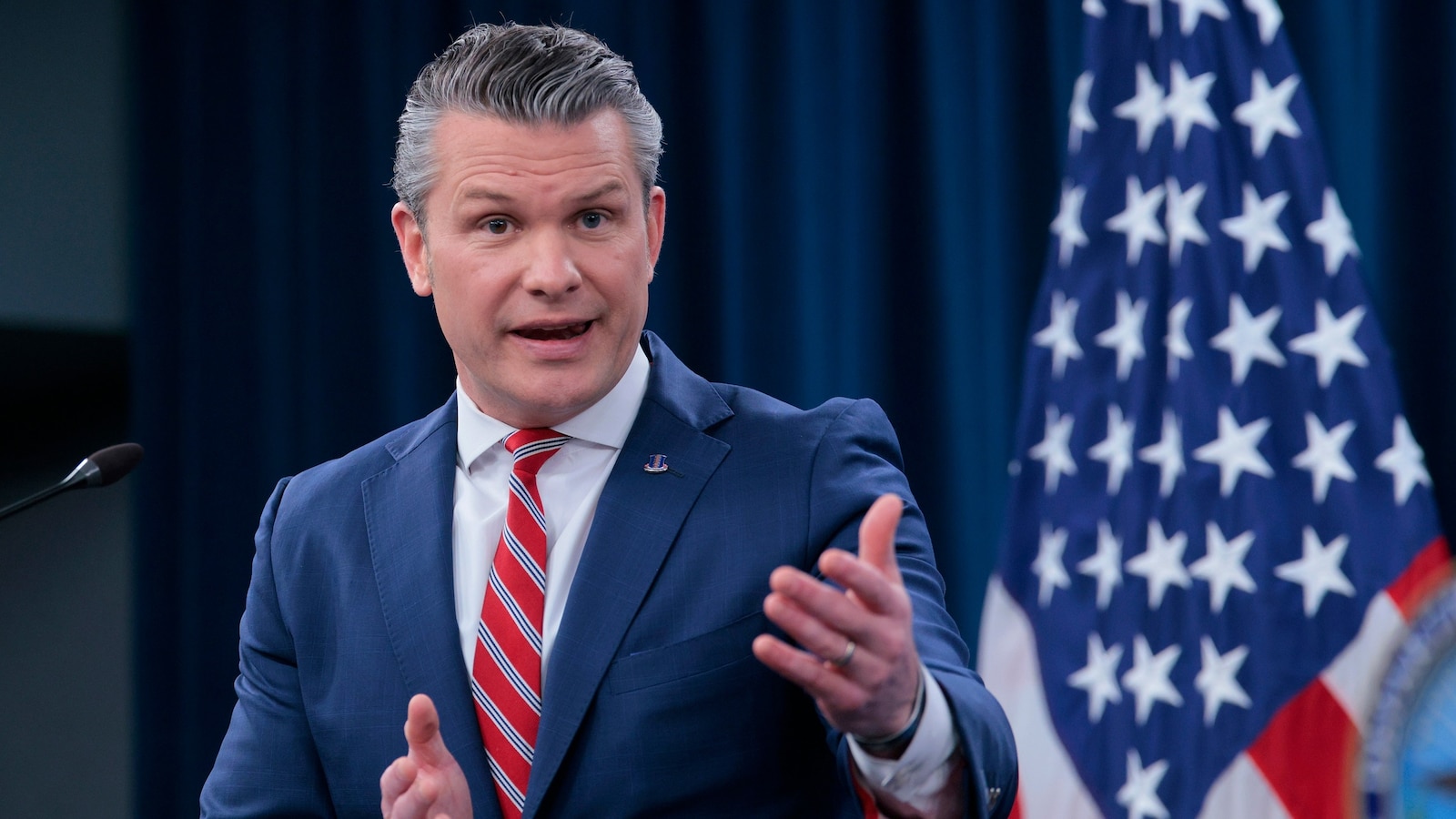 Hegseth Bloqueia Promoção de Vários Oficiais da Marinha para o Posto de Almirante