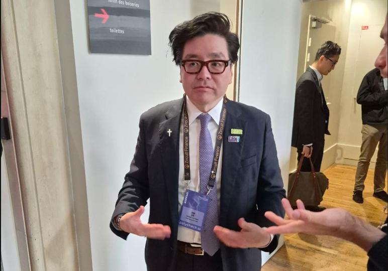 Tom Lee Afirma que Venda de Bitcoin pela Strategy é um Comportamento Clássico de Fundo de Mercado