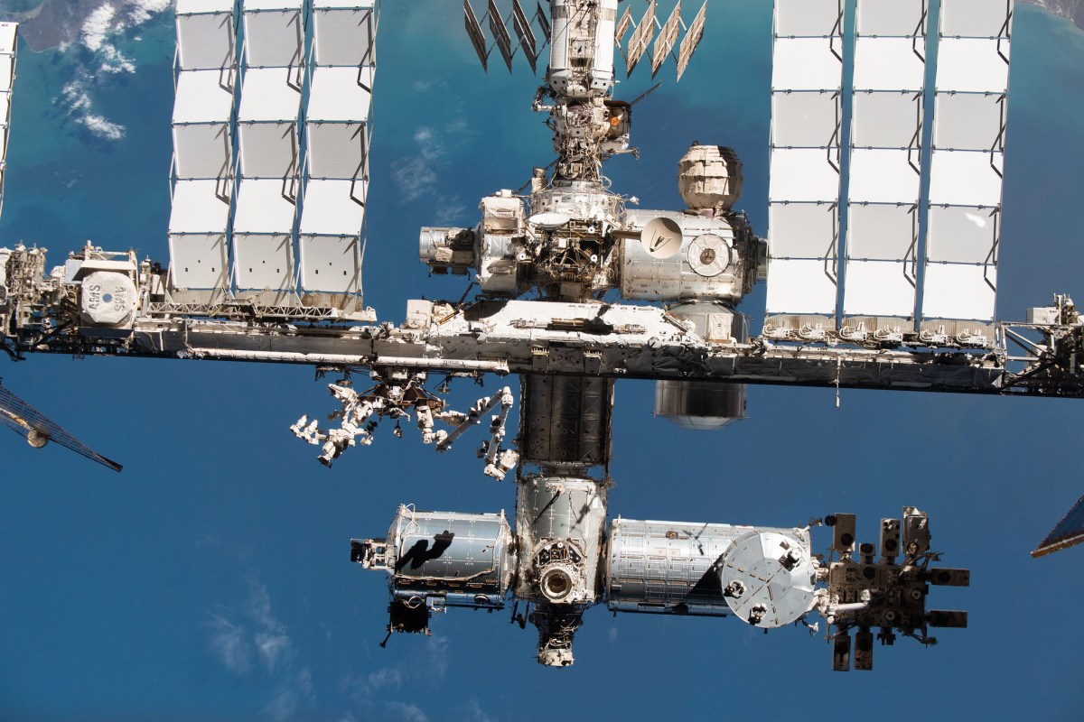 NASA Orienta Astronautas a se Refugiar na SpaceX Dragon Devido a Novos Vazamentos na ISS