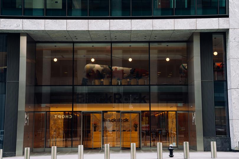 BlackRock e Fidelity: A Revolução dos ETFs de Bitcoin e a Concentração de Mercado