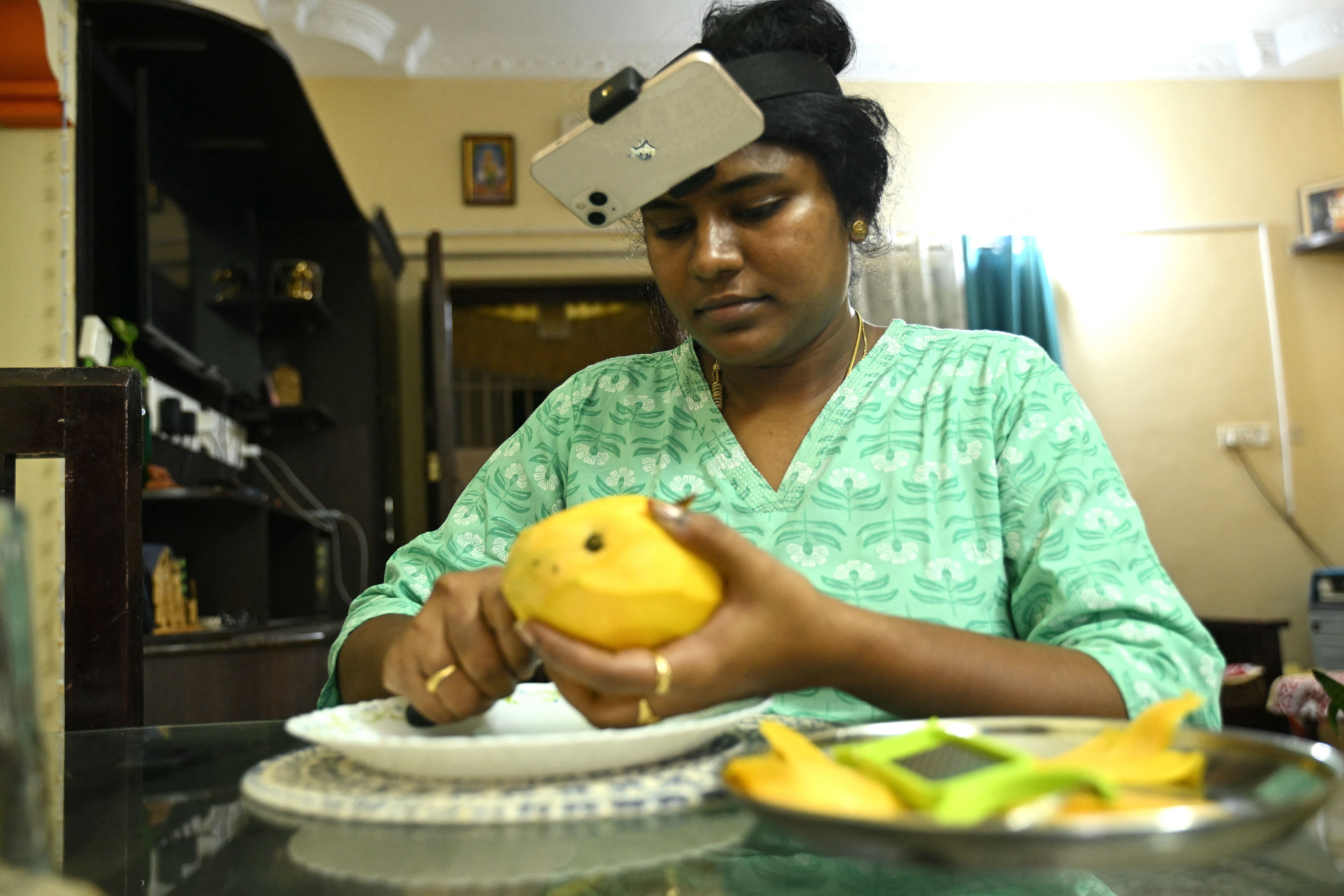 Indianos Treinam Robôs de IA para Tarefas Domésticas com Câmeras na Cabeça