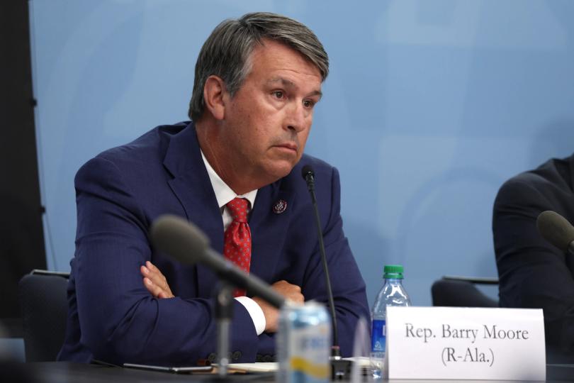 Barry Moore: O Vencedor da Primária do GOP do Alabama e a Influência das Criptomoedas