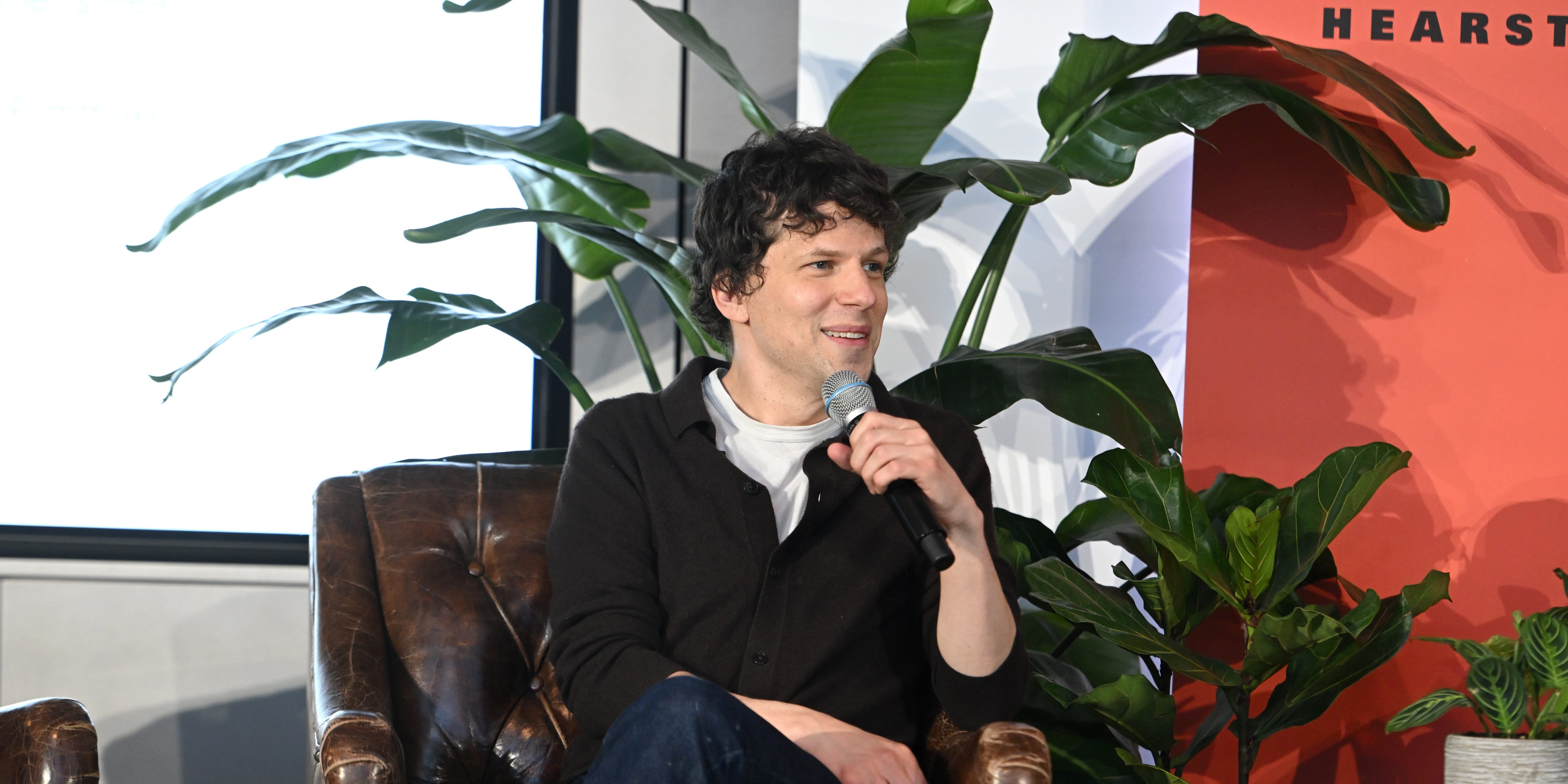 Jesse Eisenberg: A Crítica às Tendências de Longevidade como Narcisismo