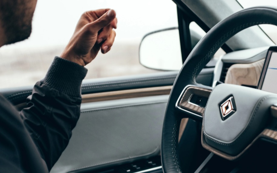 A Revolução da Mobilidade: Rivian e a Controvérsia das Promessas de Condução Autônoma