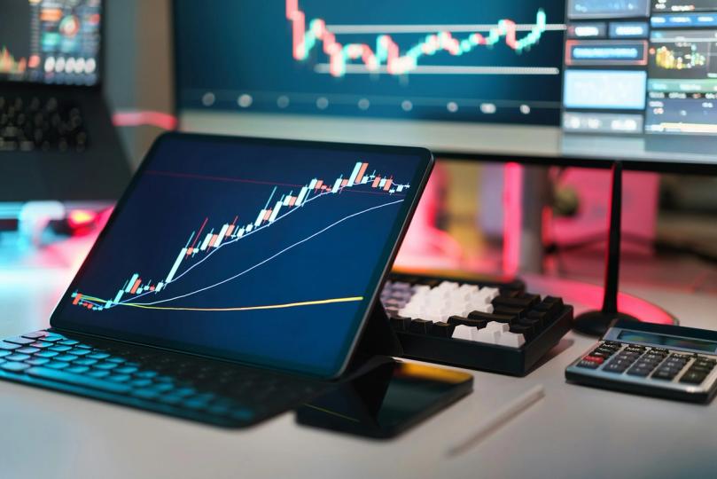 Mercados ao Vivo: Bitcoin Estagnado Perto de $64,000 enquanto Saídas de ETFs Atingem a Sexta Semana
