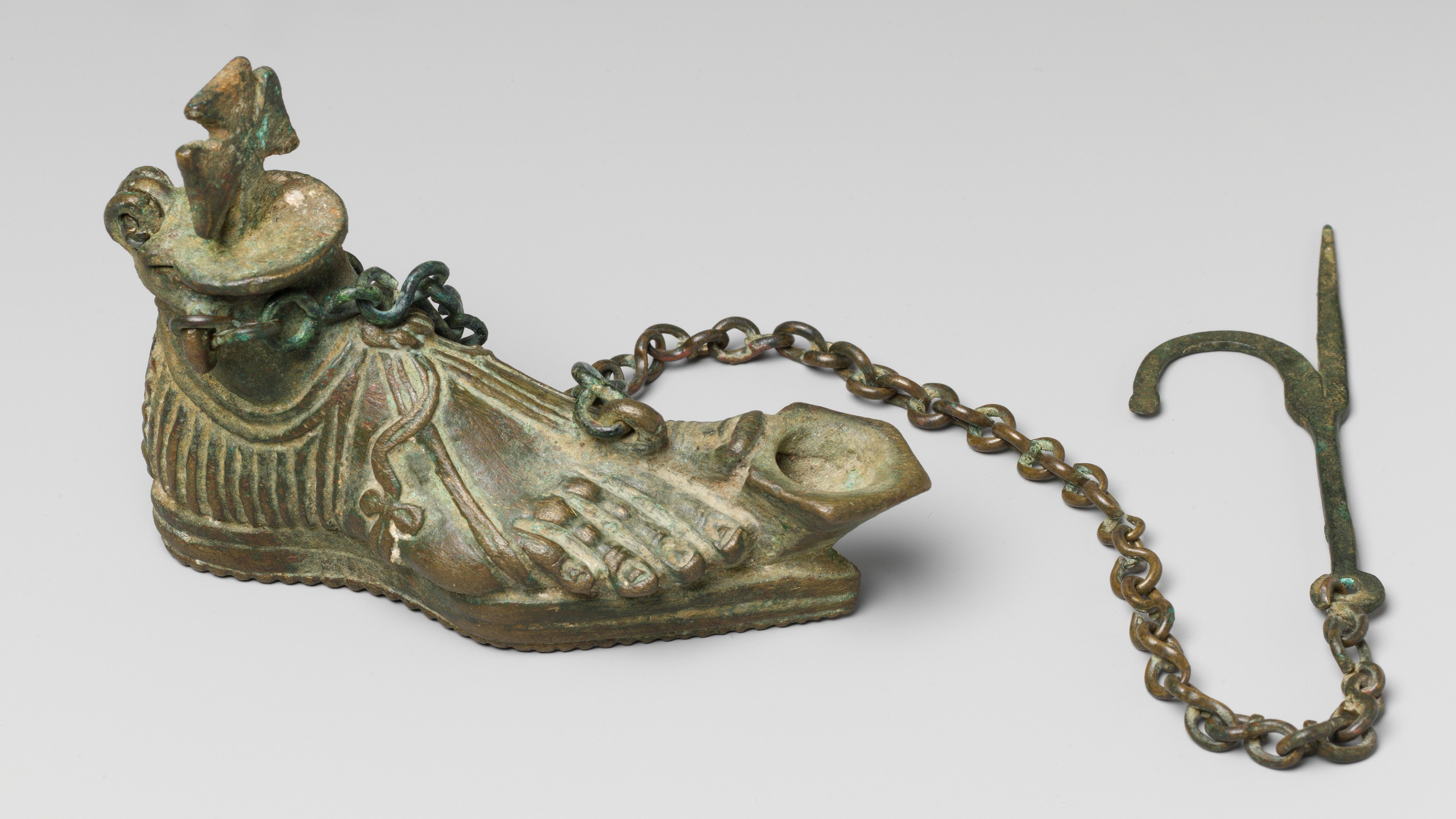 A Luz da História: O Luminário em Forma de Pé Sandalado Com 1.600 Anos de Simbolismo Cristão