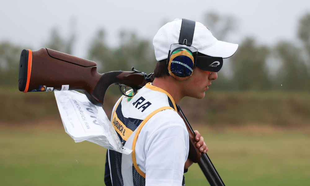 Hussein Daruich lidera Mundial Júnior de tiro esportivo após dia perfeito