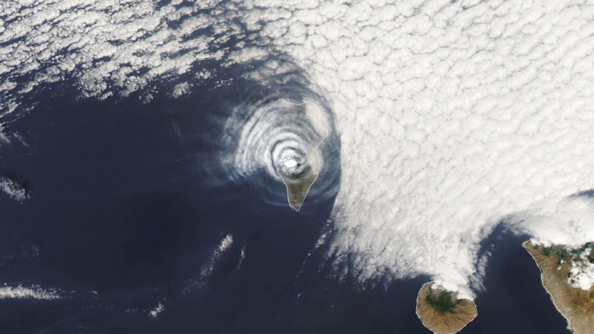 Círculos Nublados Inusitados Surgem Sobre o Vulcão em Erupção na Ilha La Palma