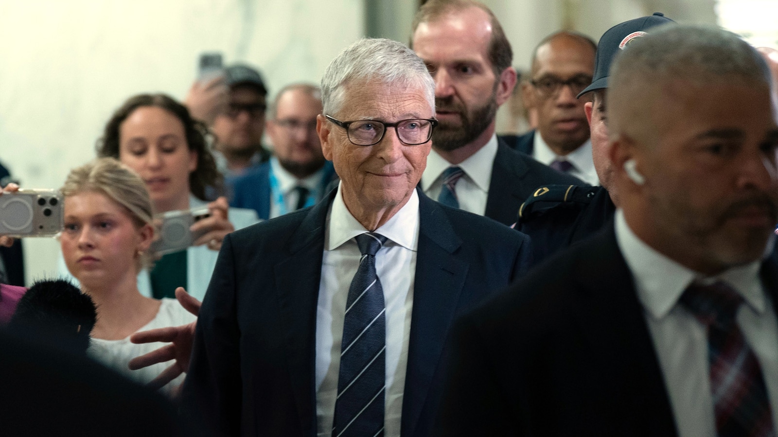 Bill Gates Revela Tentativa de Chantagem por Jeffrey Epstein em Audiência do Congresso