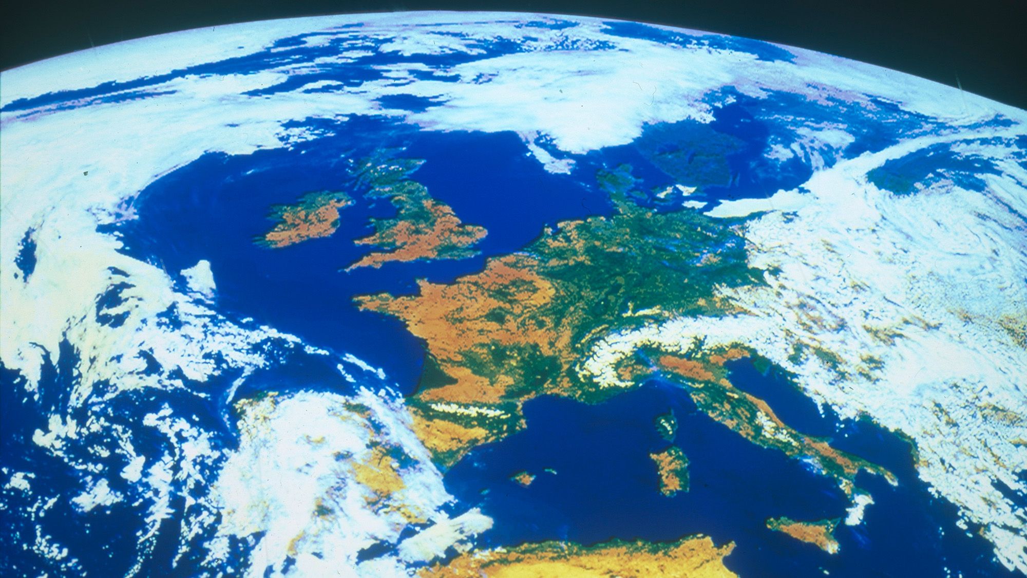 As Simetrias da Luz: Como os Satélites Revelam a Albedo da Terra e Sua Relação com o El Niño