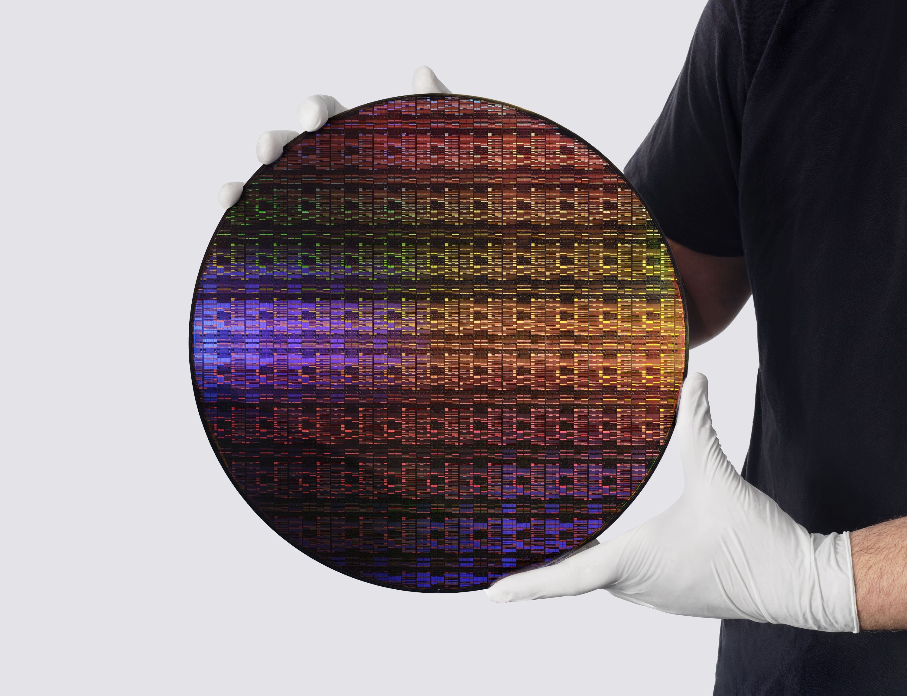 IBM revela primeiro chip do mundo com tecnologia abaixo de 1 nanômetro; entenda as implicações desse avanço
