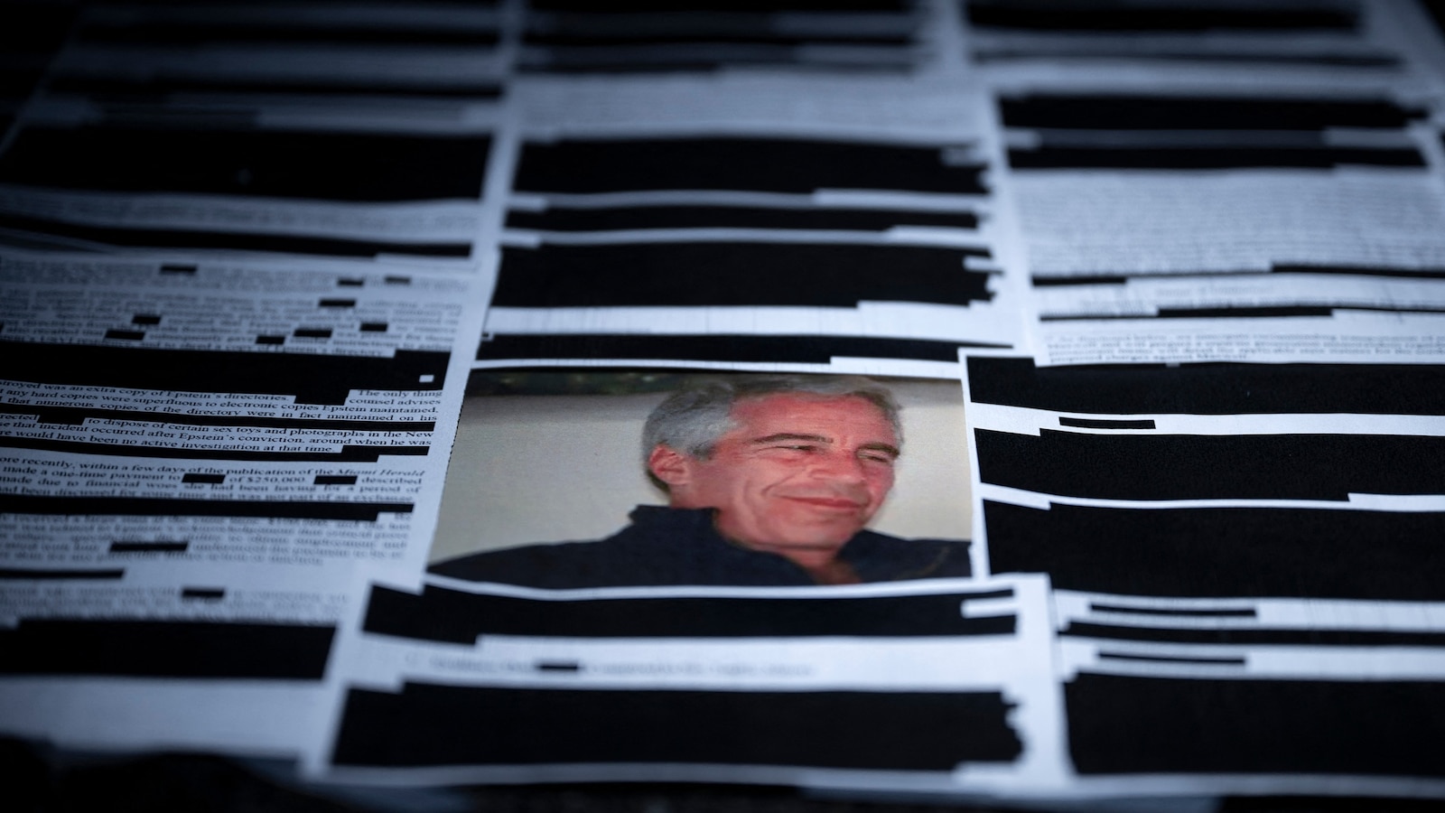 Decisão Judicial Exige Transparência Sobre Arquivos de Jeffrey Epstein