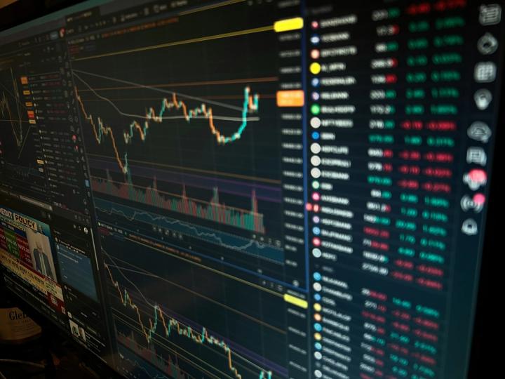 Mercados em Movimento: Bitcoin se Recupera Quase para $60.000 Enquanto Ações Asiáticas Recua