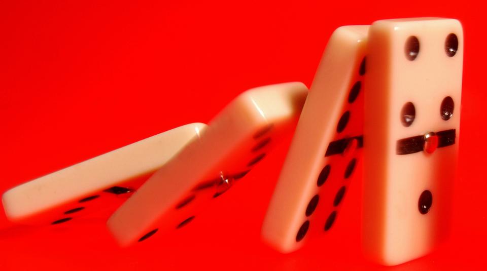 O Mercado Cripto em Alta Volatilidade: Ether, XRP e Dogecoin Sob Pressão