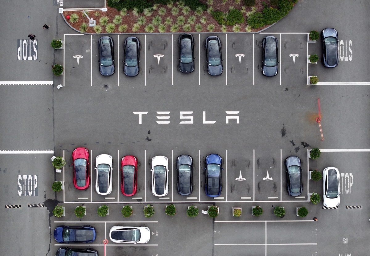Tesla Resolve Processo Judicial Relacionado a Acidente com FSD Enquanto Investigações Federais Prosseguem