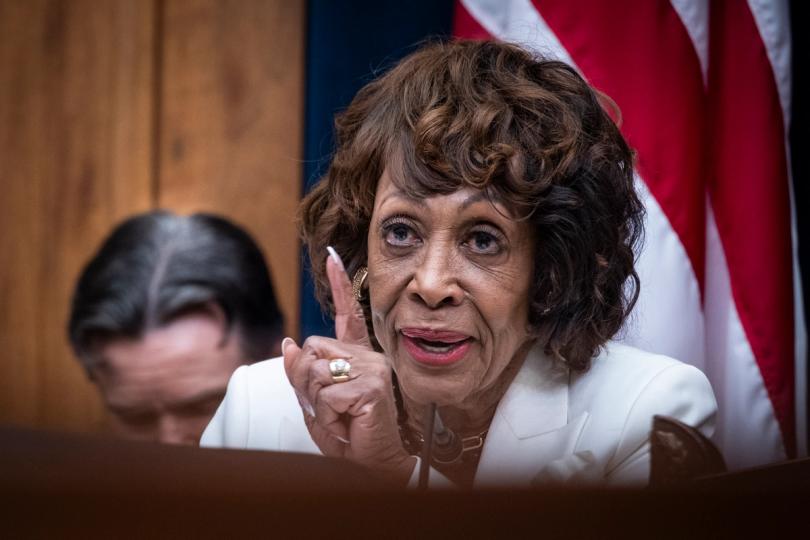Maxine Waters e o Futuro das Criptomoedas nos Planos 401(k)