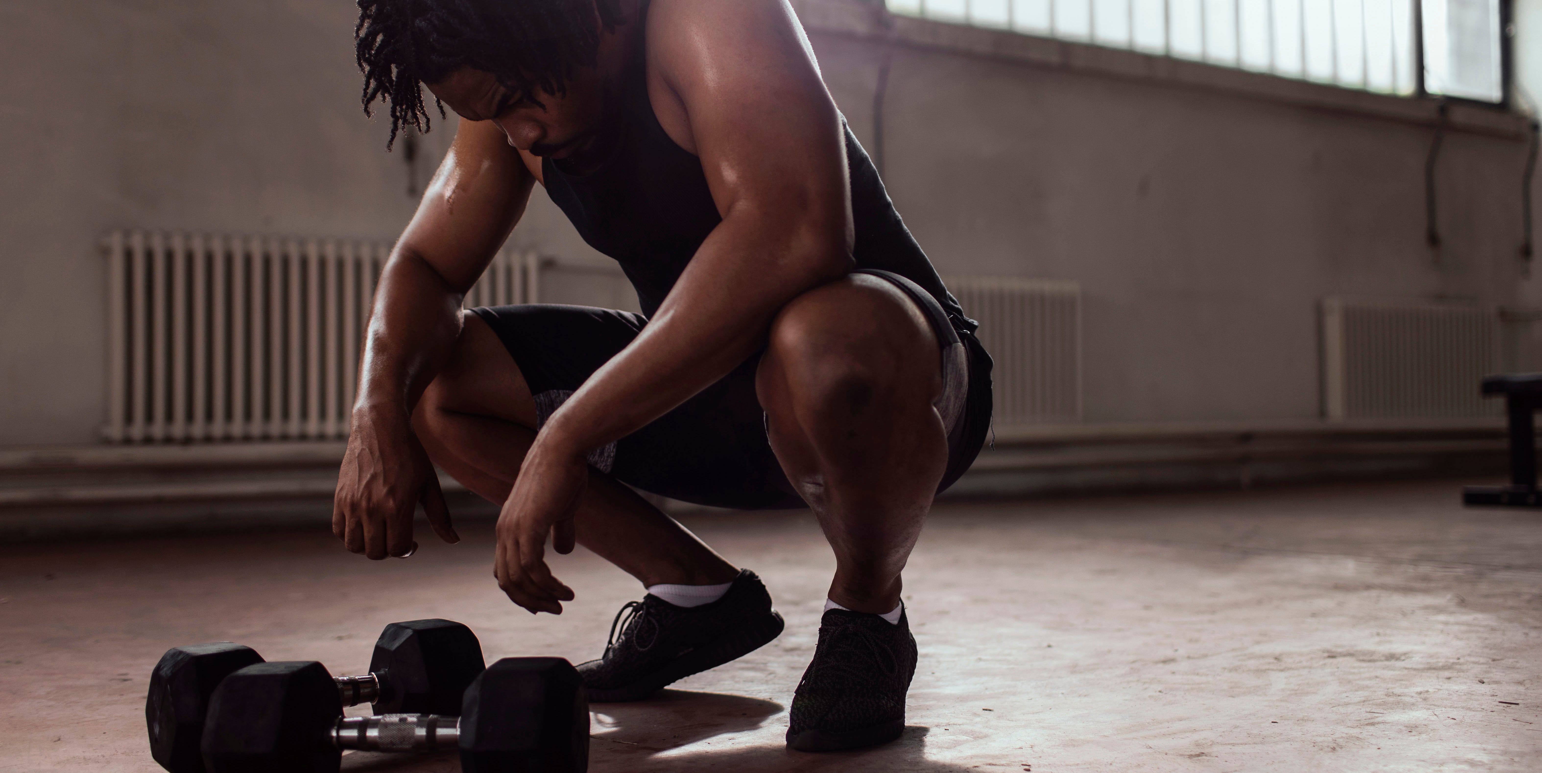 Transforme Seu Dia de Pernas com Halteres: Um Treino Eficaz para Fortalecer a Parte Inferior do Corpo
