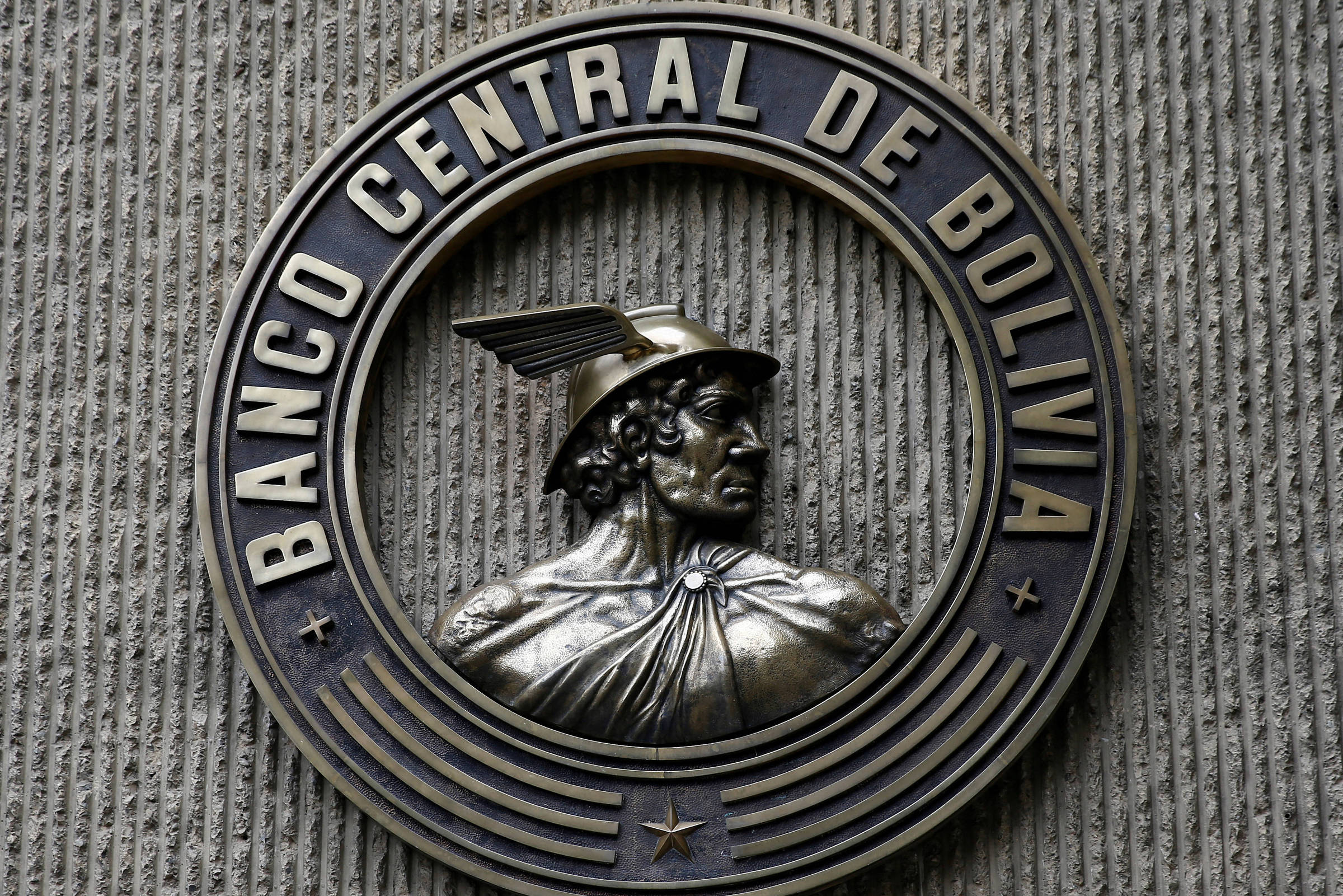 Bolívia encerra paridade cambial com o dólar após 15 anos para restaurar estabilidade econômica