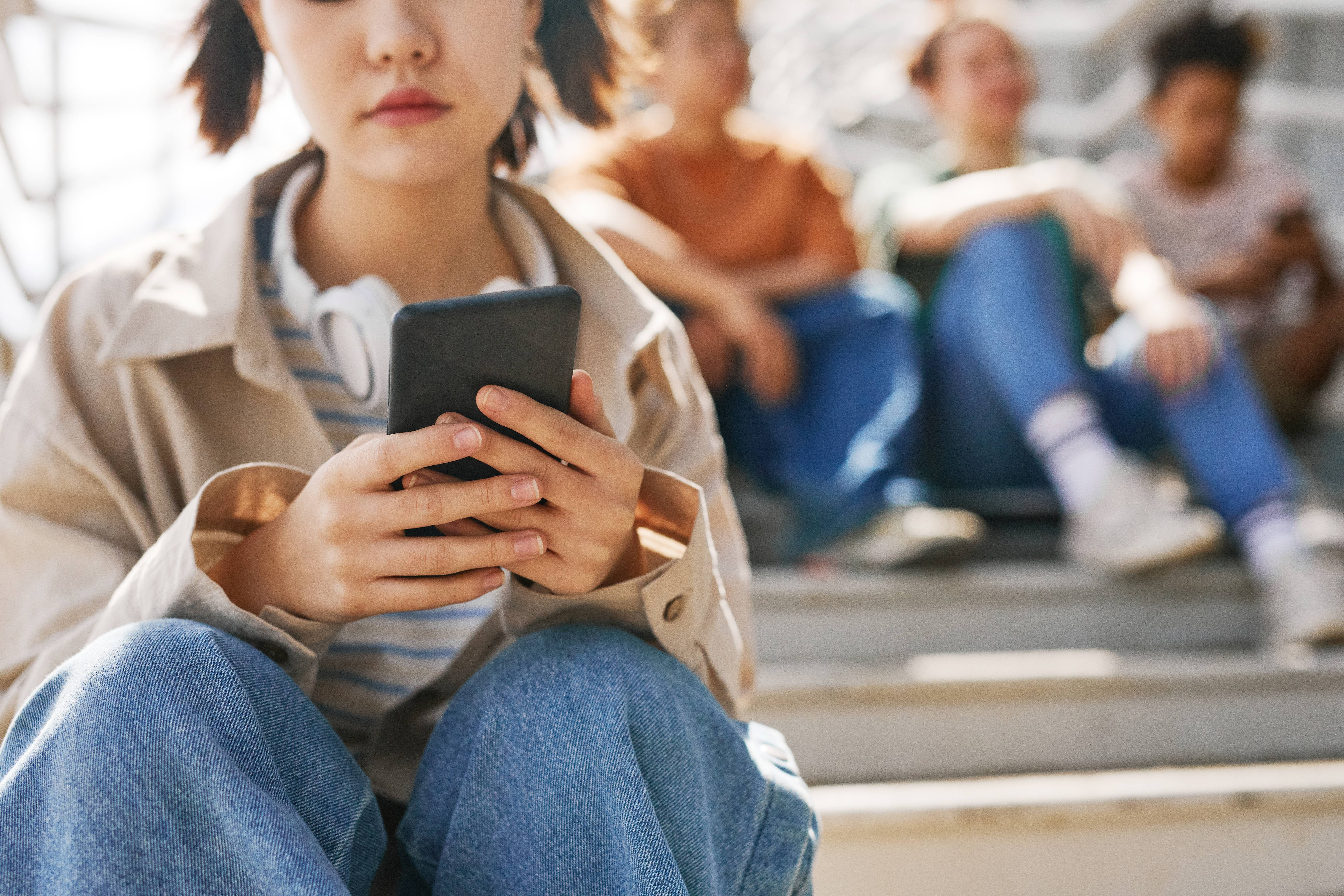 Austrália Dobra Multa para Redes Sociais que Ignorarem Proibição a Menores