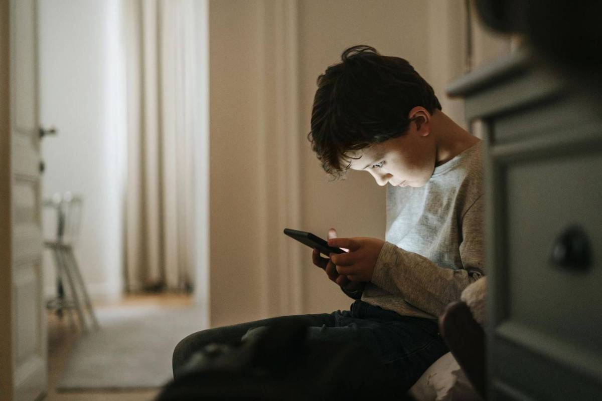 Big techs exploram e vendem nossas vulnerabilidades emocionais, diz pesquisadora britânica