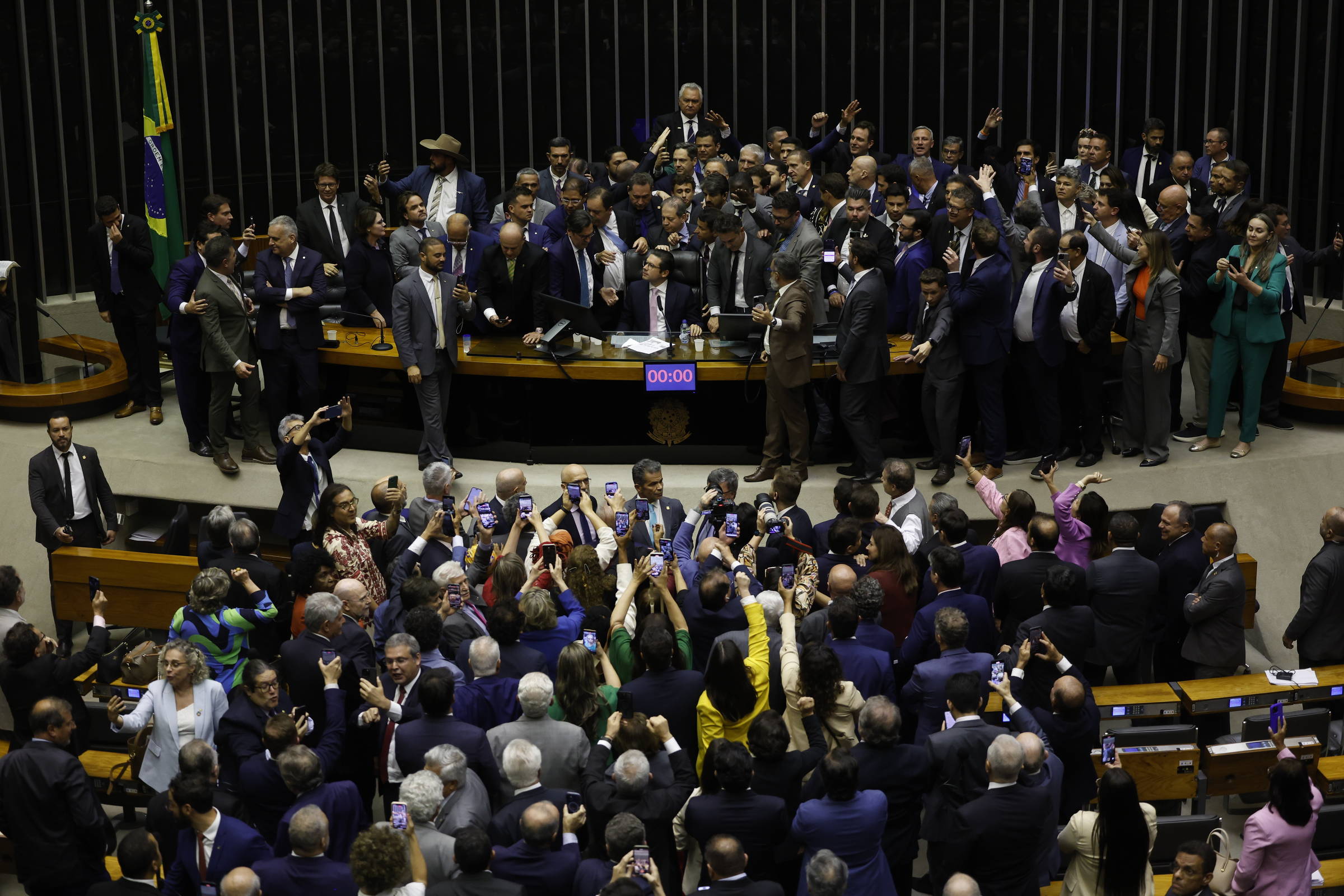 Desconexão Política: A Memória dos Eleitores e a Importância do Legislativo