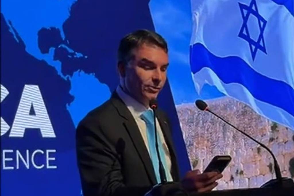Inveja e Alianças: O Discurso de Flávio Bolsonaro em Buenos Aires