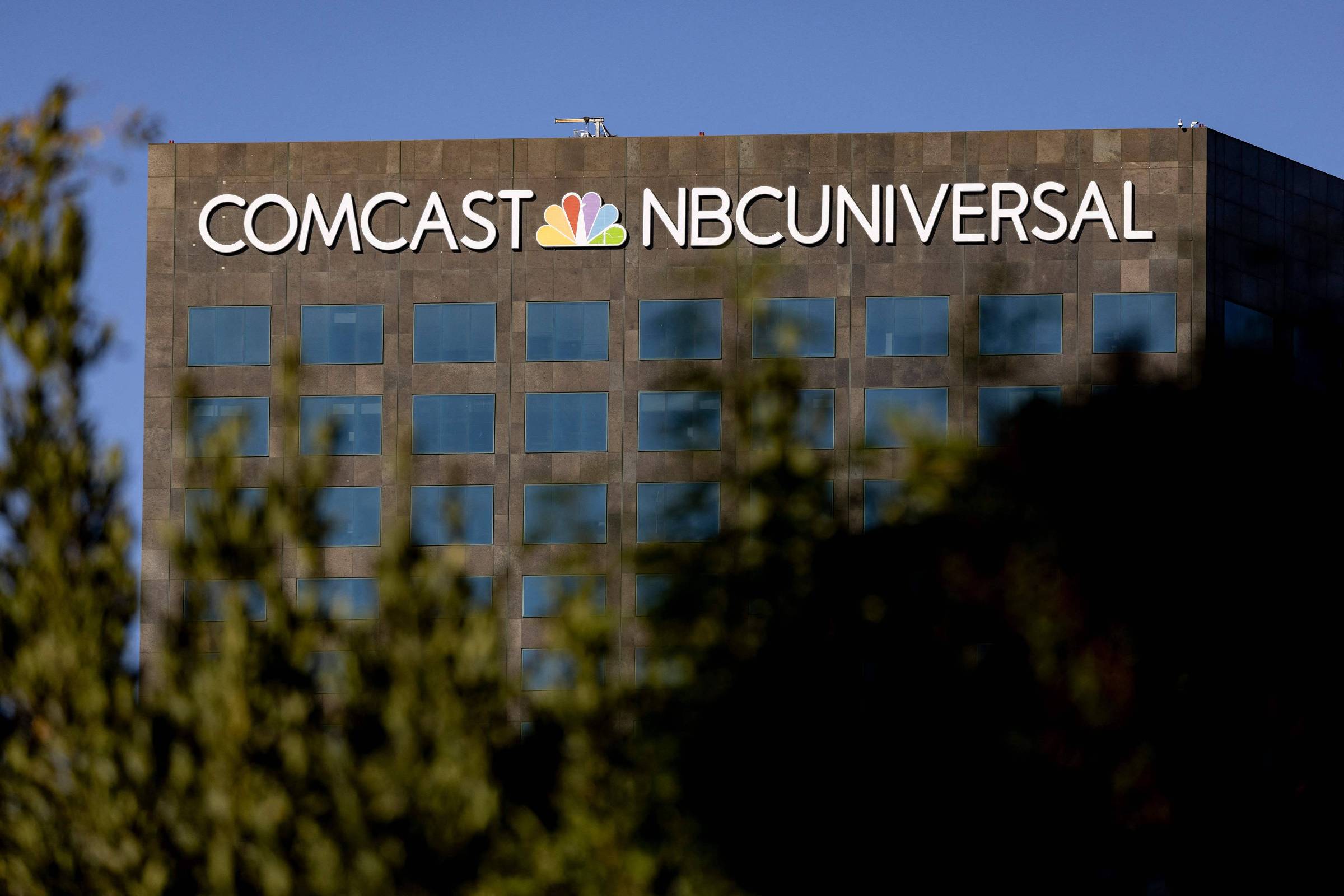 Comcast Anuncia Separação de NBCUniversal e Sky: Uma Nova Era na Indústria de Mídia