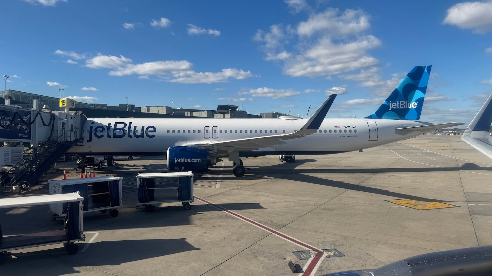 Incidente Inédito: Avião JetBlue Colide com Drone Durante Aterrissagem no JFK