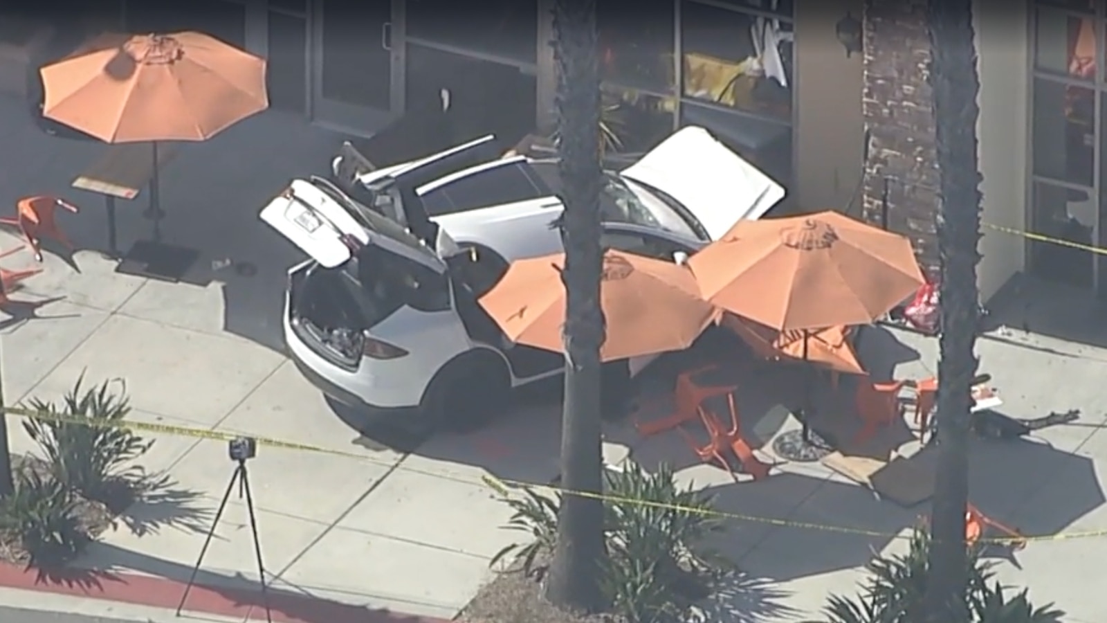 Tragédia em Simi Valley: Tesla colide com café, resultando em uma morte e cinco feridos