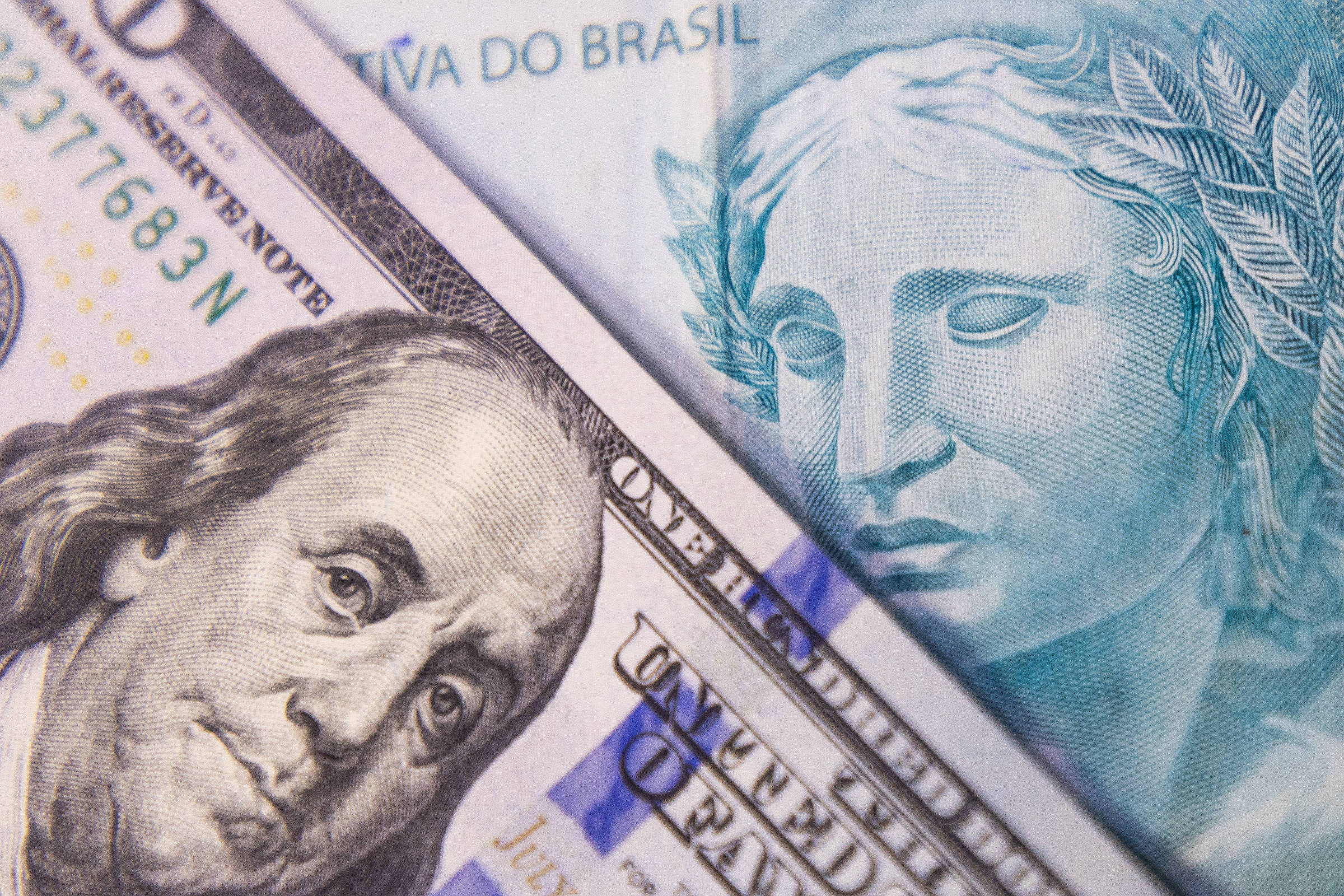 Desempenho do Real Brasileiro: Análise Profunda do Mês Crítico