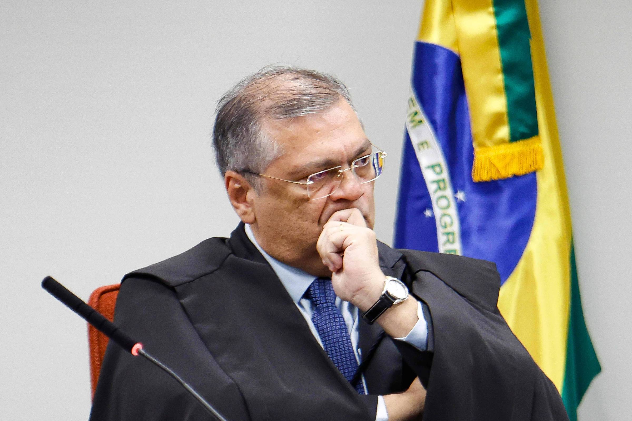 Os Penduricalhos e a Realidade do Gasto Público no Brasil: Uma Análise Futurista