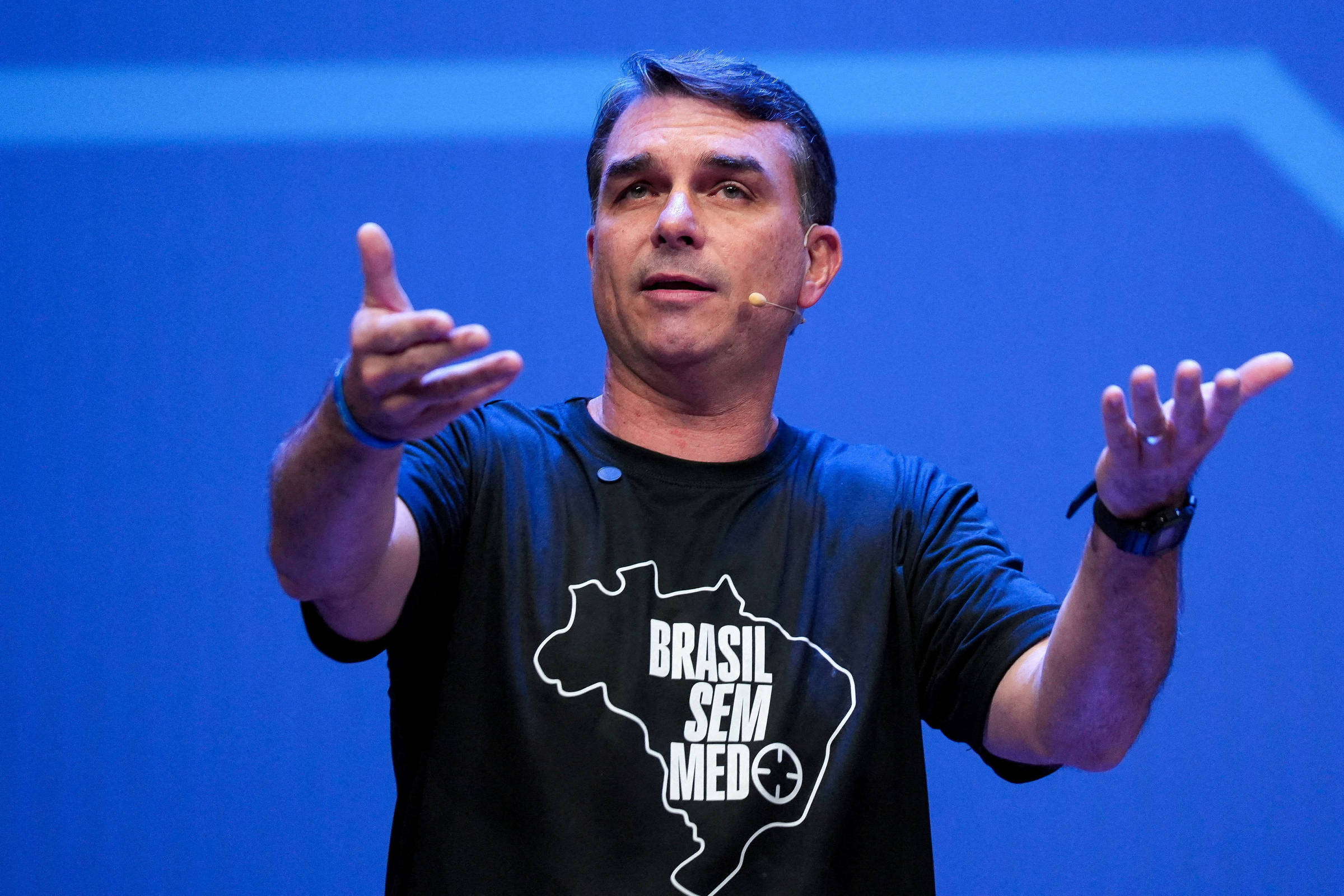 Flávio Bolsonaro Enfrenta Desafios e Busca Agenda Positiva com Eleitorado Feminino