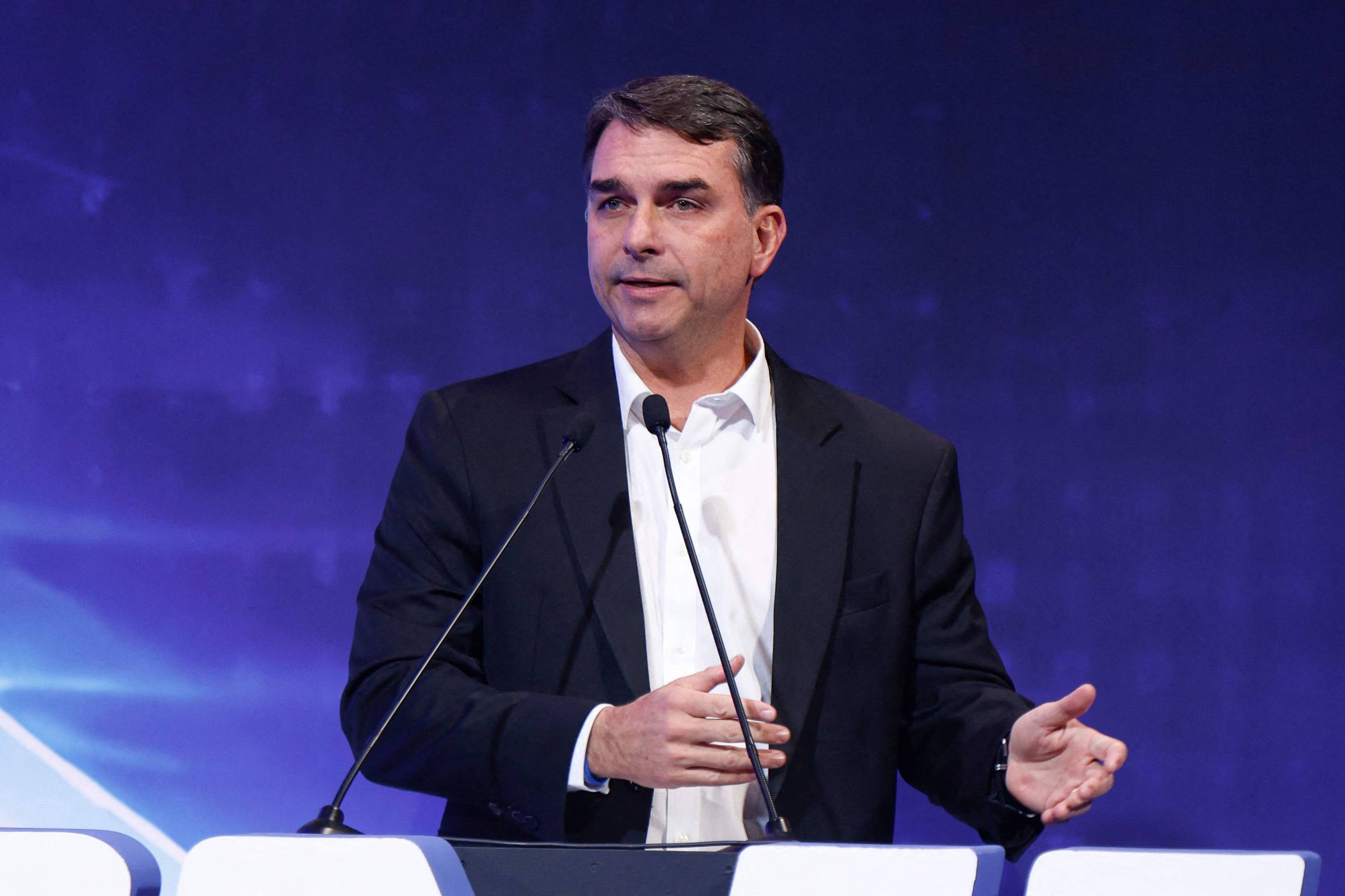 Flávio Bolsonaro e a Confusão Familiar: Desentendimentos em Torno de Insinuações de Festas