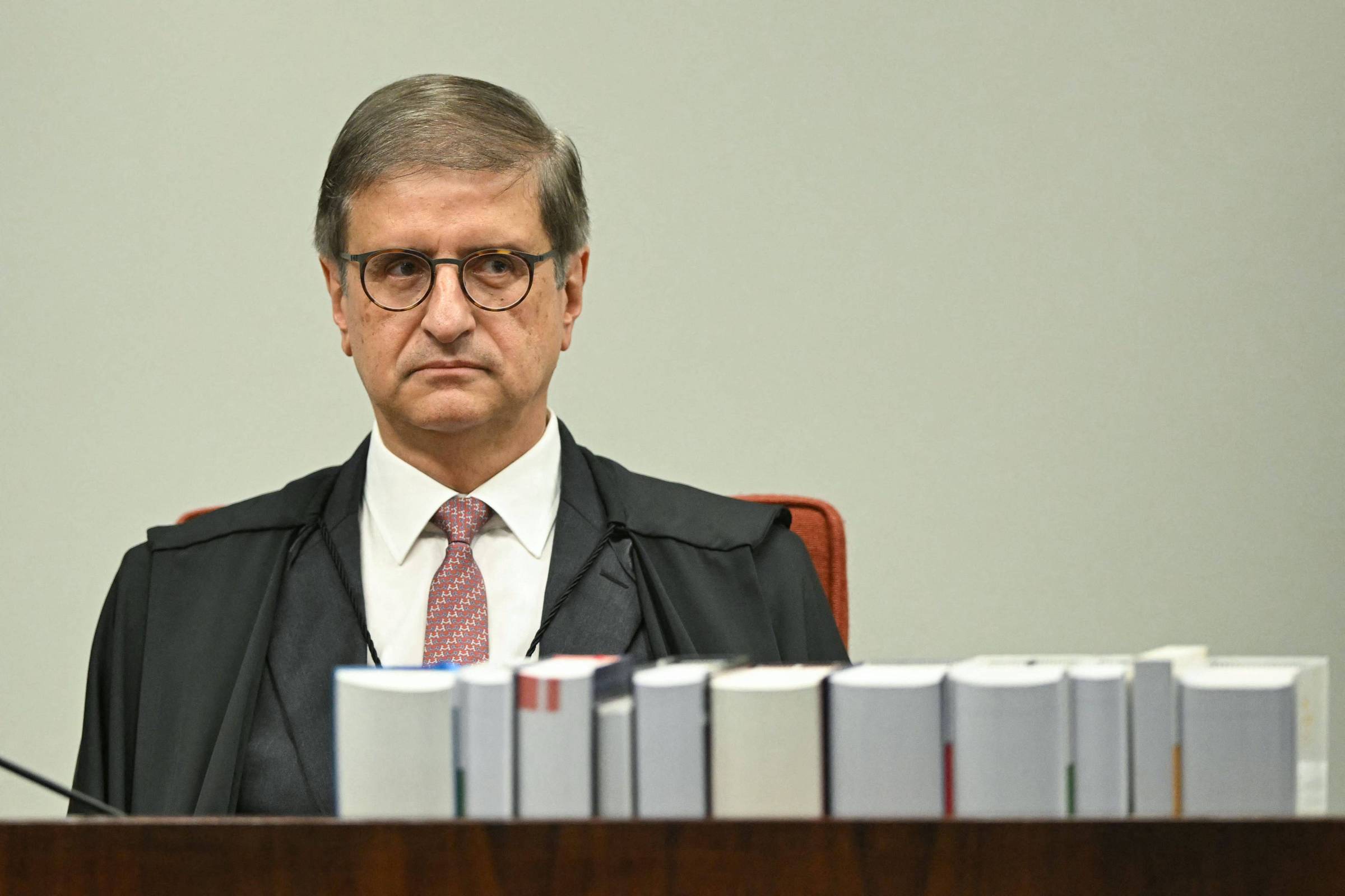 PGR Defende Manutenção da Prisão Domiciliar de Bolsonaro Sem Arma