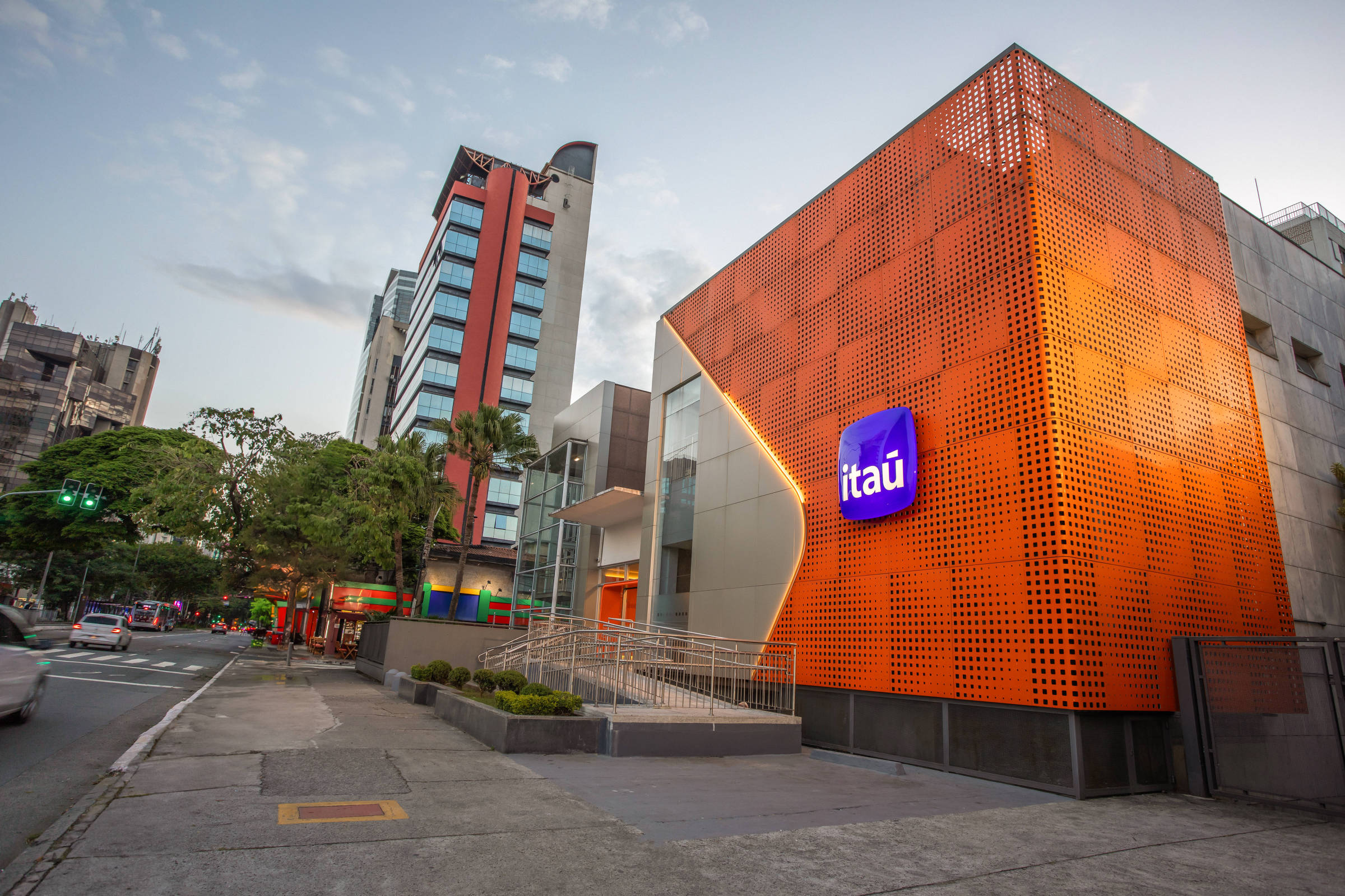 Itaú Lança Site 'Factópoles' para Responder Reportagens do Metrópoles