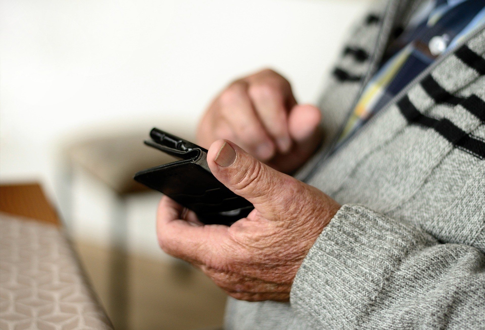 Uso de Internet entre Idosos Cresce para 74,5% em 2025, Enquanto Crianças Diminuem o Acesso