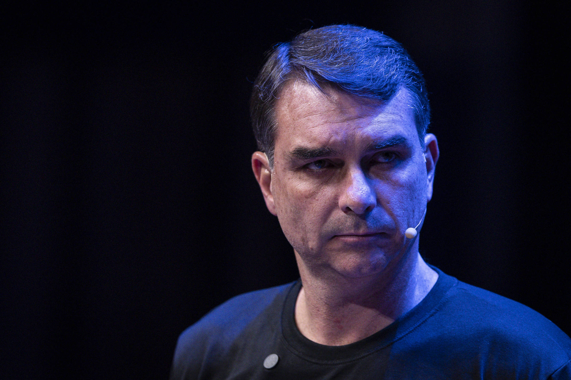 Garotinho Esclarece: Flávio Bolsonaro Não Está em Vídeo de Festa Polêmica