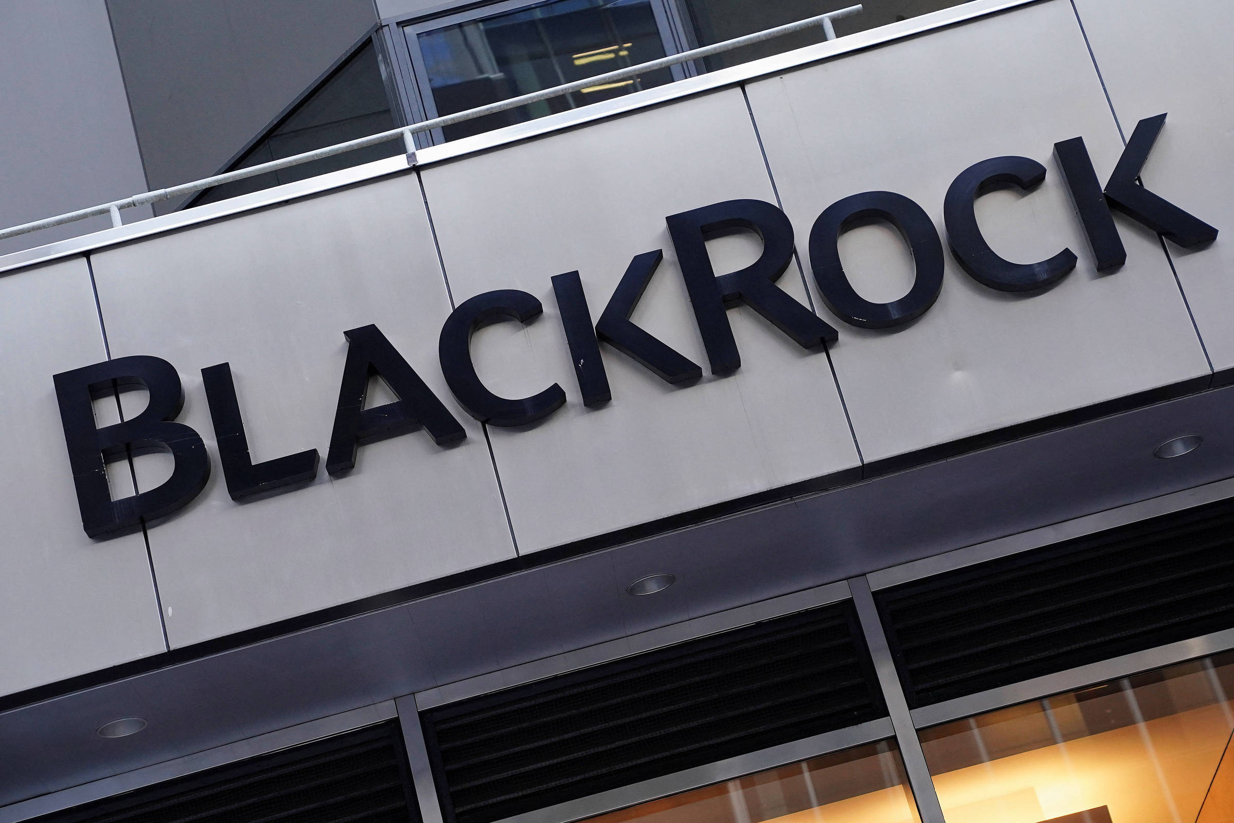BlackRock Reduz Recomendação para Ações de Emergentes, Mas Destaca Brasil como Protagonista Estratégico